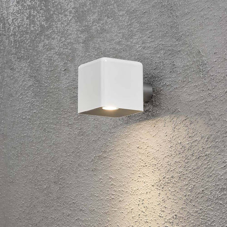 Amalfi LED Außen-Wandleuchte inkl. Trafo 12V Weiß an einer strukturierten Wand, strahlendes Licht nach unten.