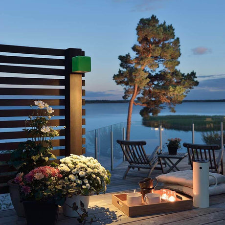Amalfi LED applique murale d’extérieur avec transformateur 12V vert sur une terrasse moderne avec vue sur le lac.