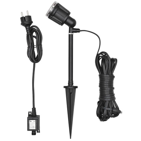 Amalfi LED borne sur piquet 1 lampe 12 V noire avec câble et fiche sur un fond blanc.