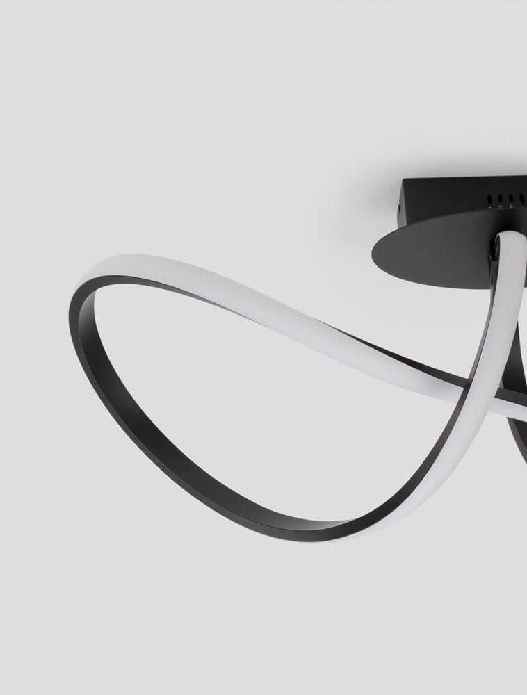Amara LED Deckenleuchte 3000K - modernes Design mit geschwungenen, kreisförmigen Leuchtstäben.
