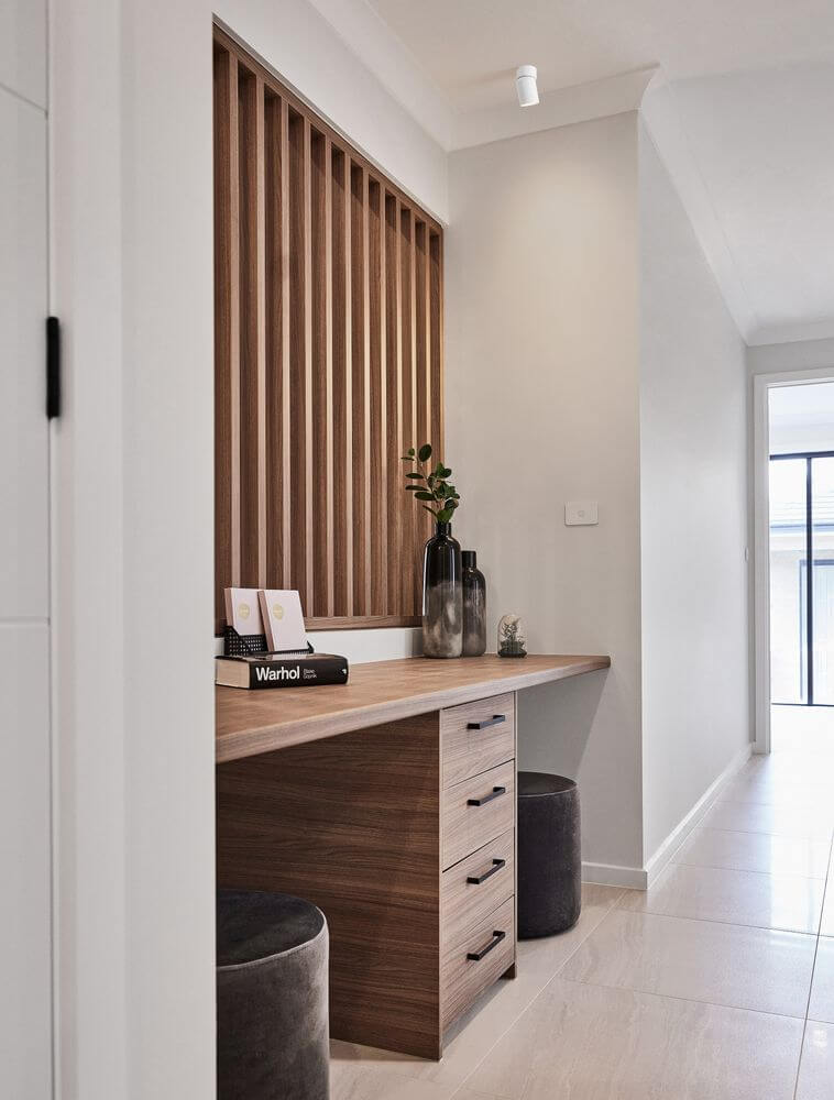Amecy Deckenleuchte Ø 6cm GU10 in modernem Interieur mit holzverkleidetem Schreibtisch.