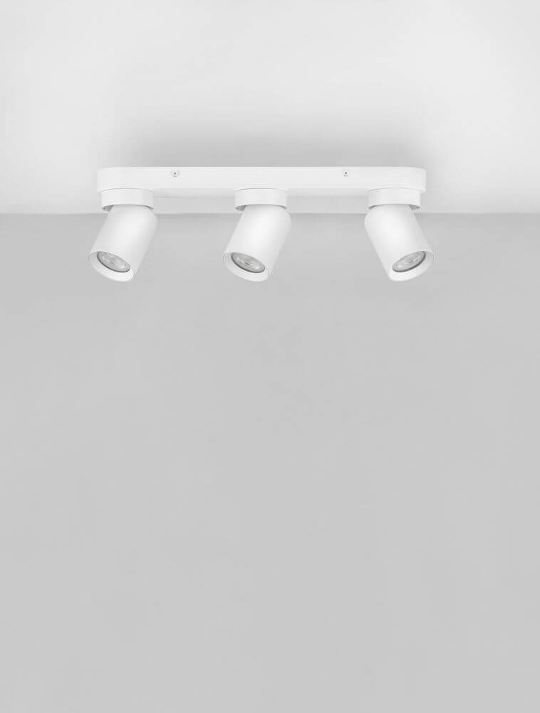 Amecy Deckenleuchte 3-flammig 39x6,5cm mit drei verstellbaren Spotlights auf einem weißen Panel.