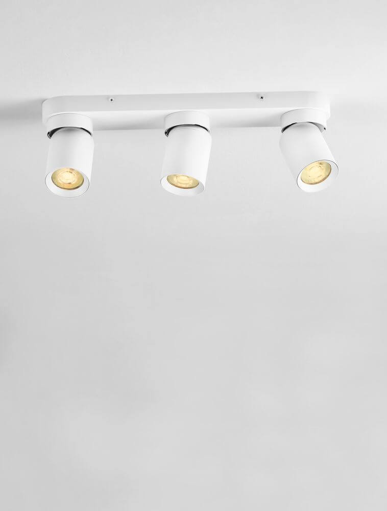 Amecy Deckenleuchte 3-flammig 39x6,5cm mit drei weißen Spotlights an einer Wand.