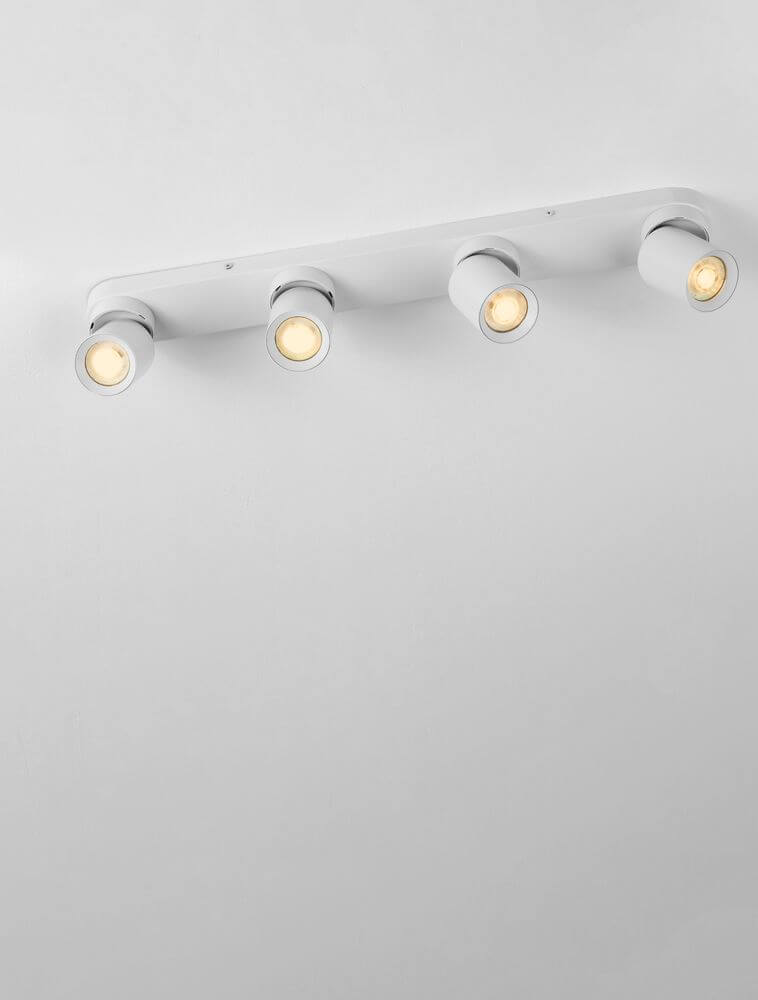 Amecy Deckenleuchte 4-flammig 60x6,5cm mit modernen, schwenkbaren Spots in elegantem Weiß.