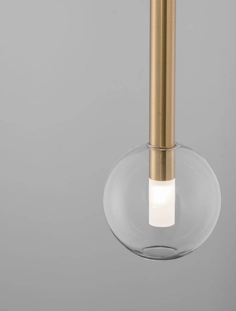 Suspension Amelia Ø 15 cm avec abat-jour en verre transparent et structure dorée, au design scandinave moderne.