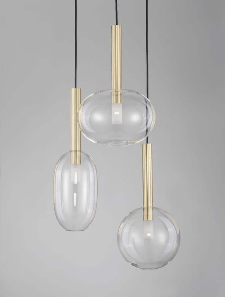 Amelia Pendelleuchte 3-flammig Ø 50cm mit verschiedenen Glas-Schirmen und goldenen Elementen.