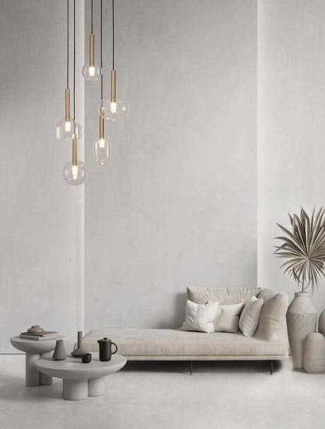 Amelia pendel 5-pære Ø 60cm i et moderne rum med sofa og dekoration.