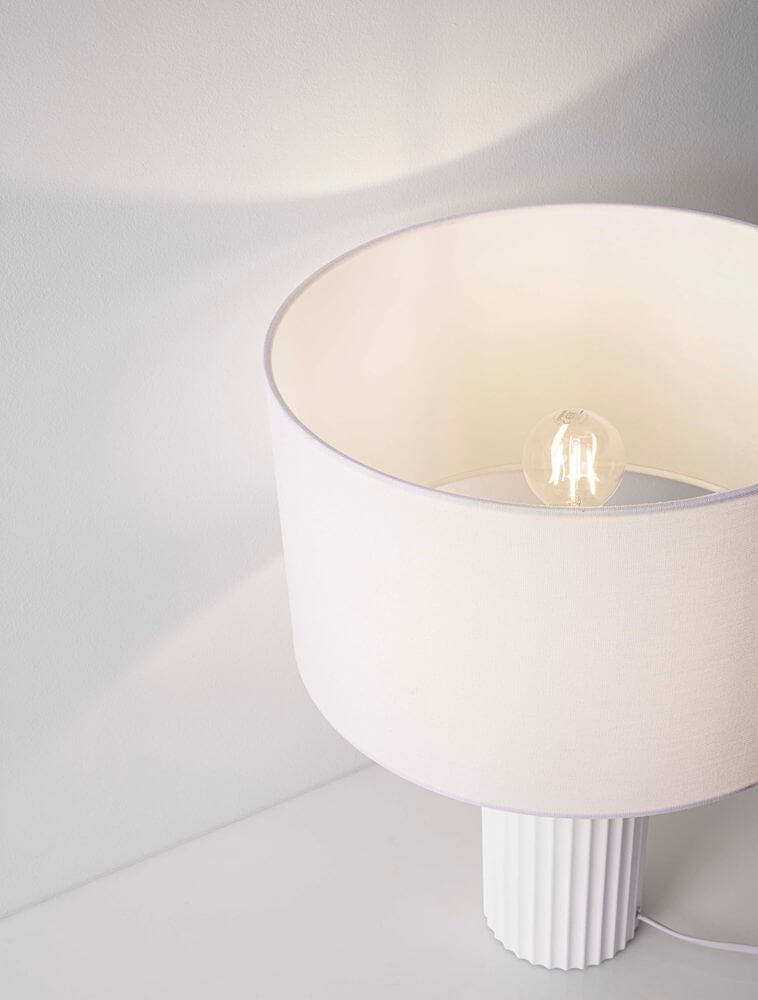 Ammos Tischleuchte E27 Ø 35cm – weiße Tischlampe mit Stoffschirm und sichtbarer Glühbirne, modernes Design, dekorative Beleuchtung