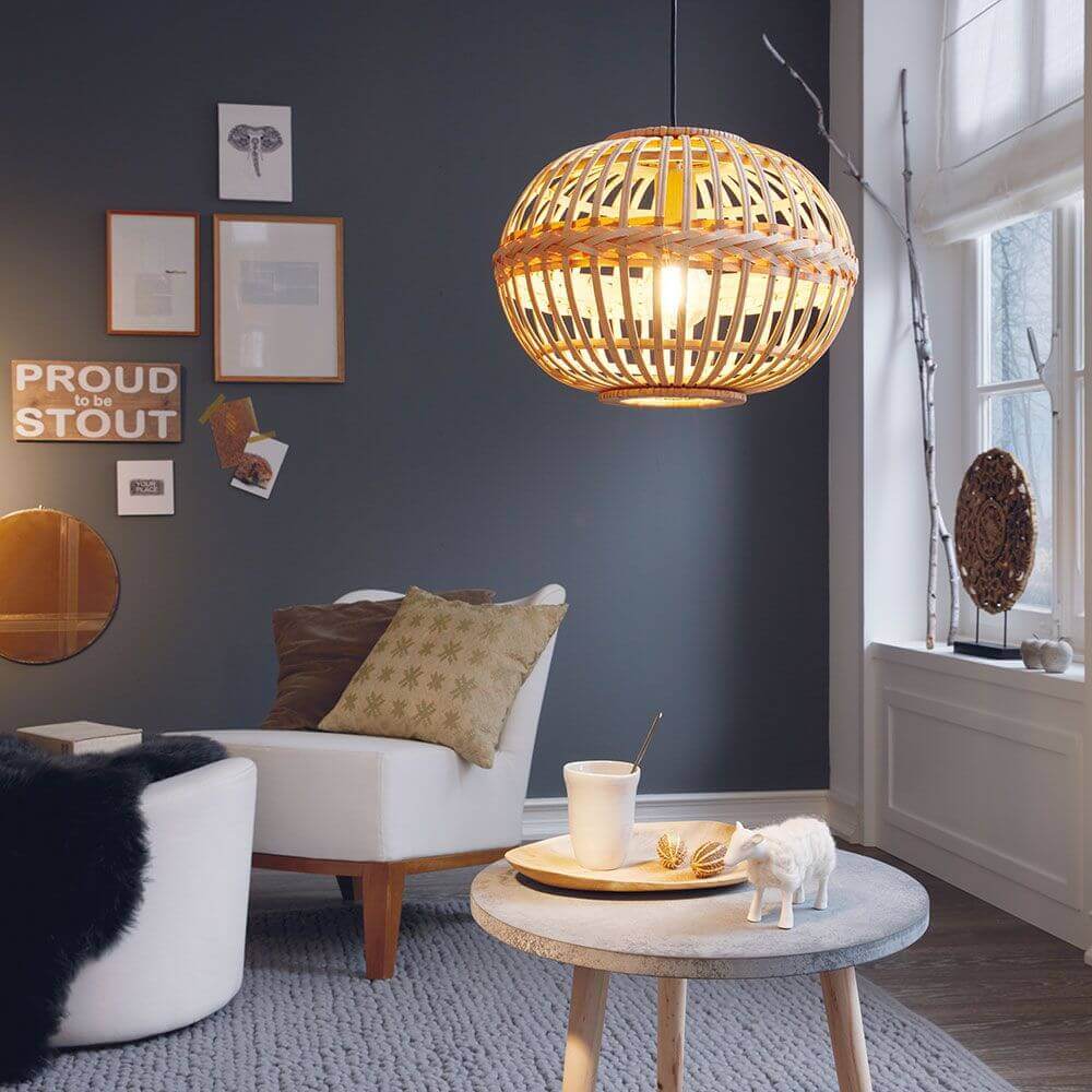 Amsfield Hängeleuchte aus Bambus, Ø 38cm, braun, in modernem Wohnzimmer mit gemütlicher Einrichtung.