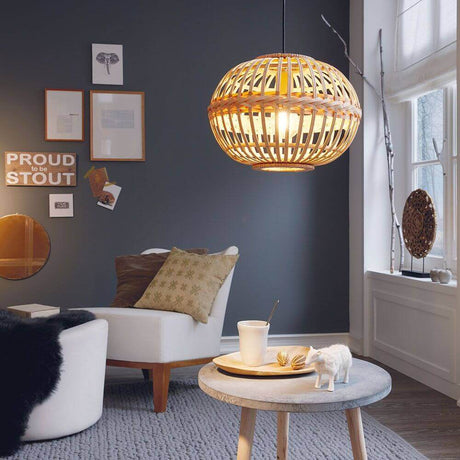 Suspension Amsfield en bambou, Ø 38 cm, brun, dans un salon moderne à l’aménagement chaleureux.