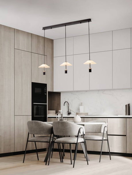 Suspension Anafi LED 3000K dans un intérieur de cuisine moderne au-dessus de la table à manger, lumière blanc chaud.