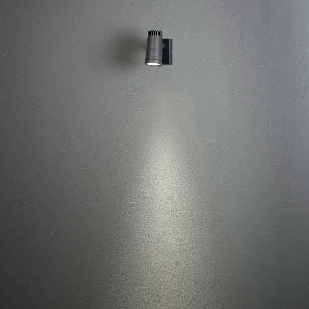 Andria LED Außen Strahler Anthrazit an einer Wand montiert, Lichtstrahl auf die Wand gerichtet.