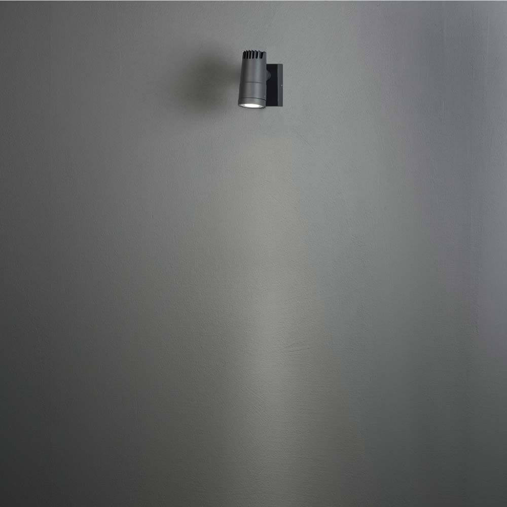 Andria LED Außen Strahler Anthrazit an einer Wand montiert, mit verstellbarem Lichtauslass.