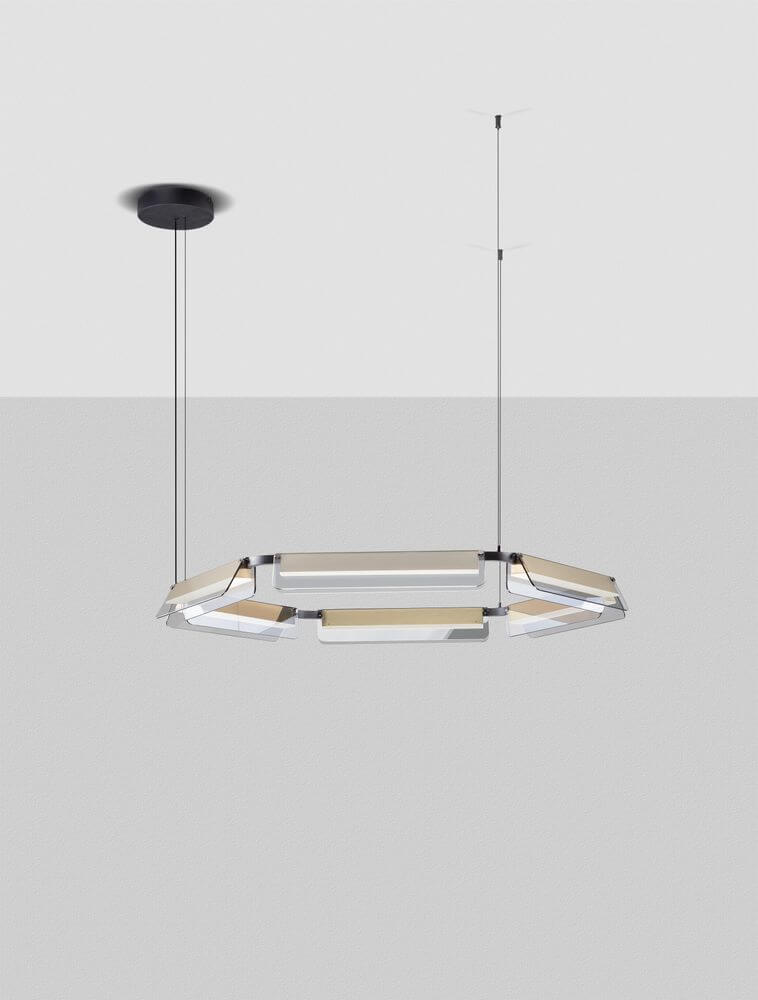 Apnea LED Pendelleuchte Hexagon Schwarz, Gold in modernem Design mit schwarzem Metall und goldfarbenen Glaselementen.