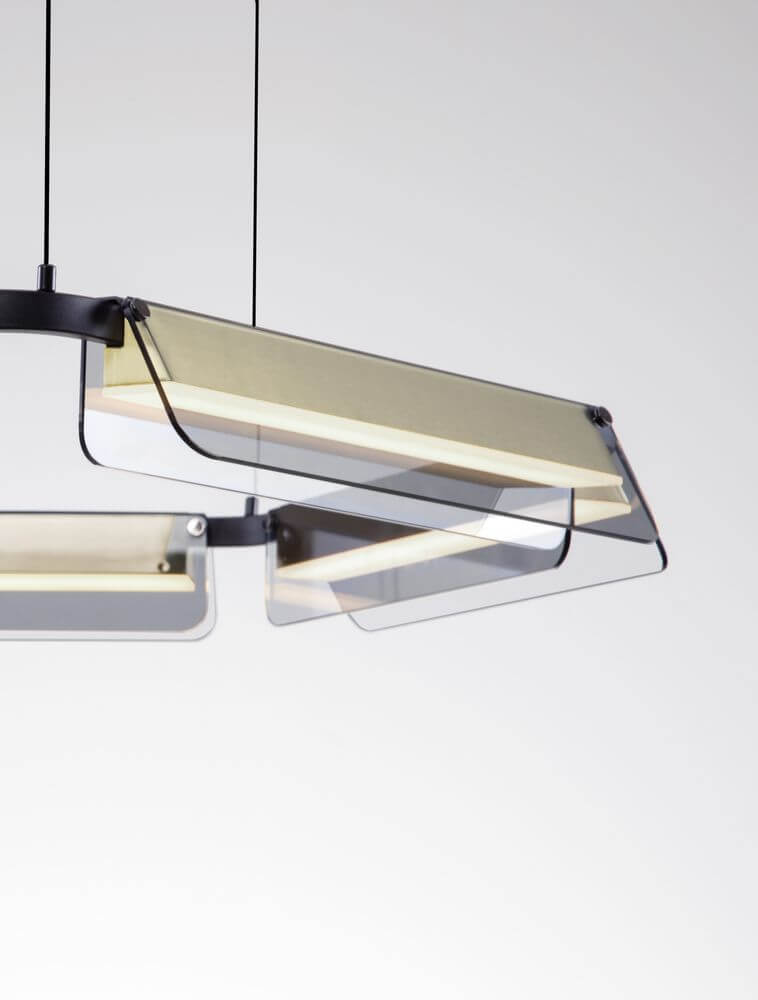 Apnea LED Pendelleuchte Hexagon Schwarz, Gold mit sandgestrahltem Metall und goldfarbenen Glaselementen.