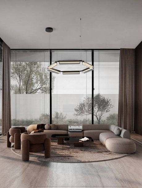 Apnea LED suspension hexagonale noire et dorée dans un espace de vie moderne avec un intérieur élégant et beaucoup de lumière.
