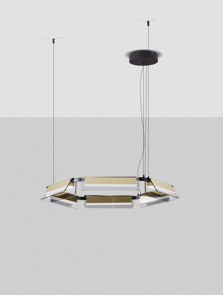 Apnea LED Pendelleuchte Hexagon Schwarz, Gold mit sandgestrahlter Oberfläche und goldfarbenen Glaselementen.