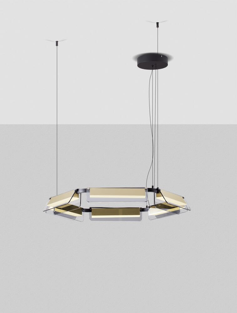 Apnea LED Pendelleuchte Hexagon Schwarz, Gold mit eleganten goldfarbenen Glaselementen und schwarzen Metalloberflächen.