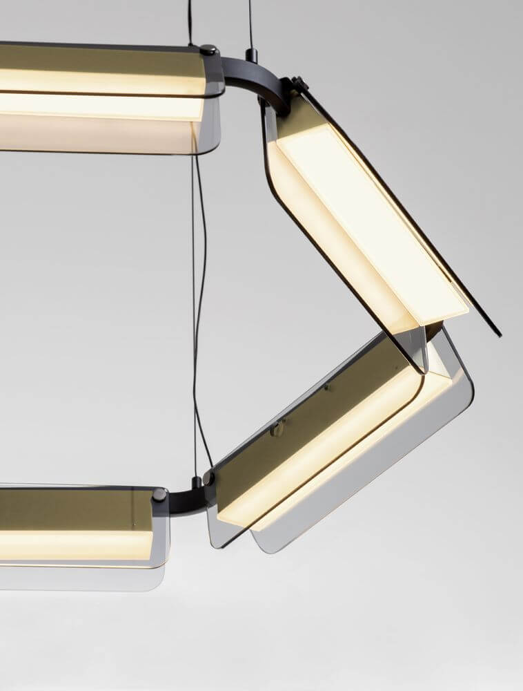 Apnea LED Pendelleuchte Hexagon Schwarz, Gold mit sandgestrahltem Metall und goldfarbenen Glaselementen.