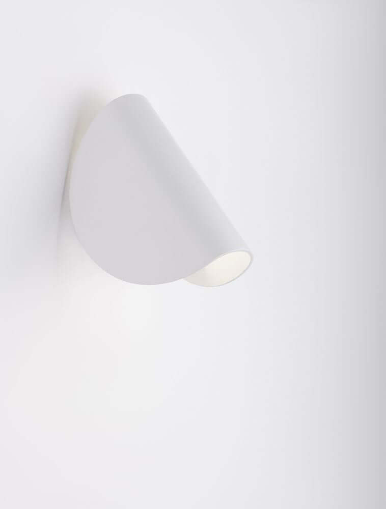 Arabella LED Außenwandleuchte 3000K Weiß IP54 an einer Wand montiert, modernes minimalistisches Design.