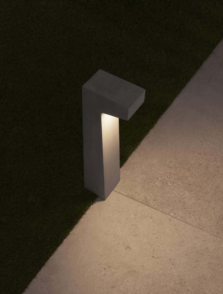 Aran LED Außenwegeleuchte 3000K Grau IP65 auf einem Weg, moderne Außenbeleuchtung in Grau.