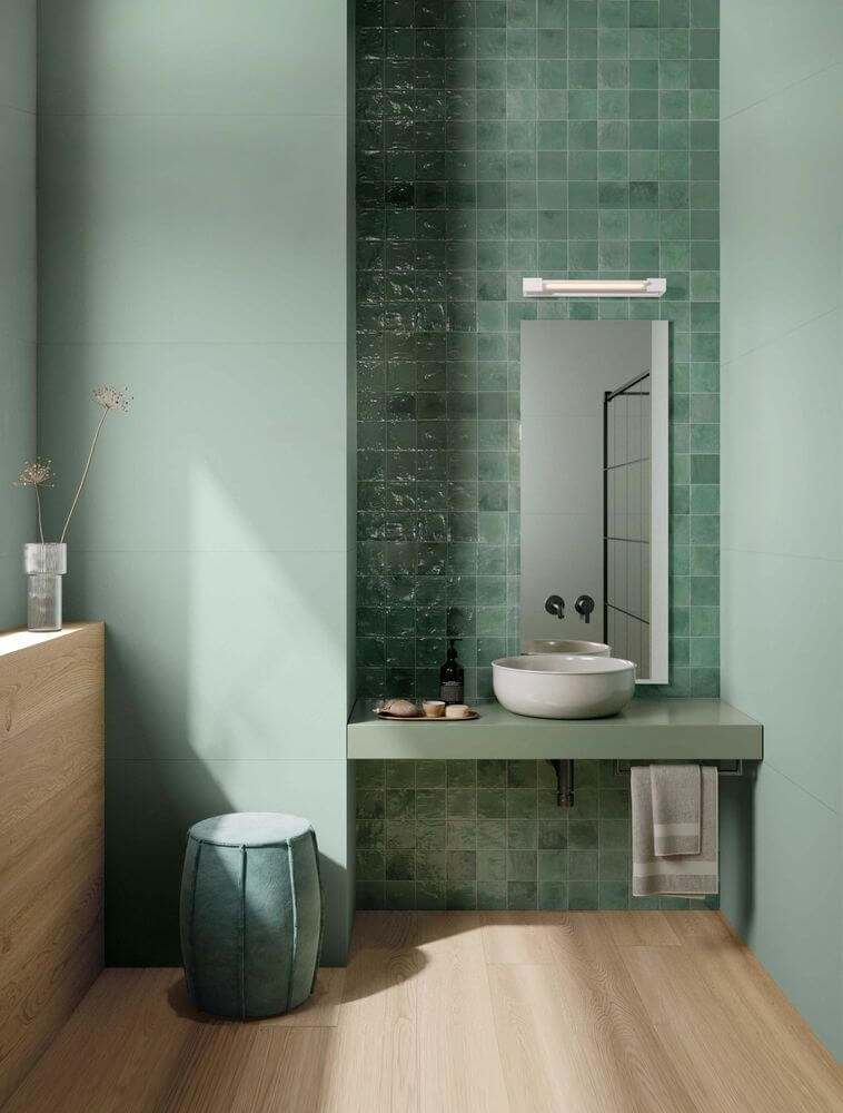 Arga LED Wandleuchte 45cm 3000K IP44 in modernem Badezimmer mit grünen Fliesen und Holzdetails.