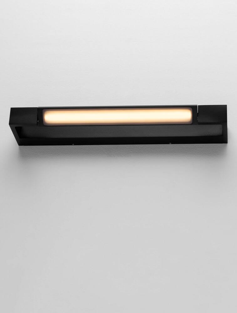 Arga LED Wandleuchte 45cm 3000K IP44 an einer Wand montiert, modernes Design in Schwarz.