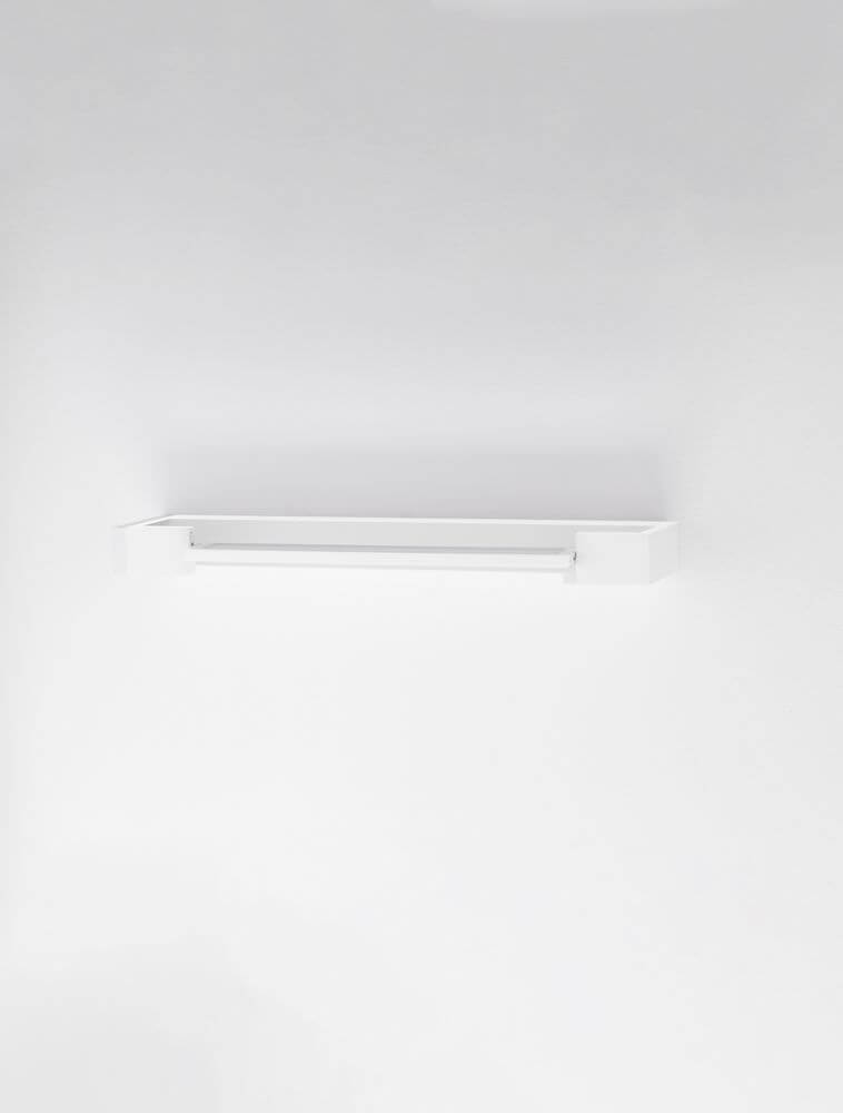 Arga LED Wandleuchte 45cm 3000K IP44 an einer weißen Wand, modernes Design für Innenräume.