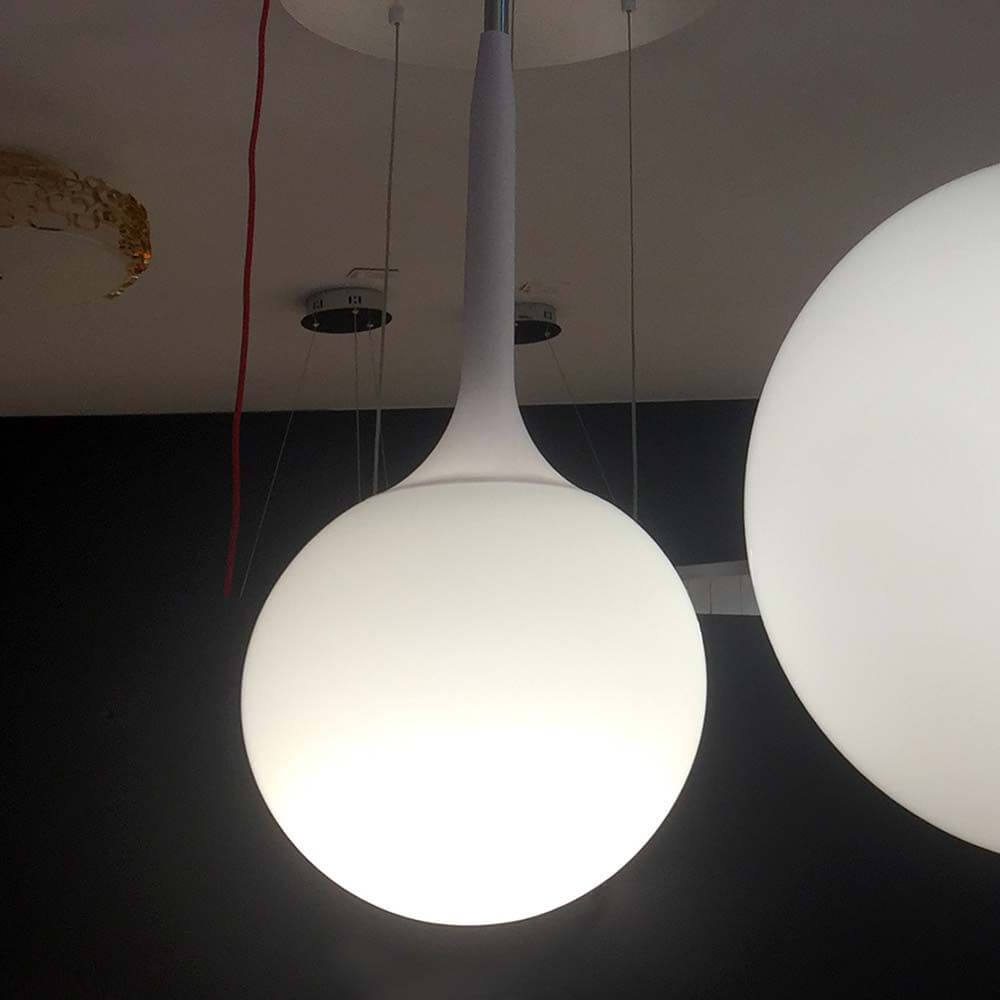 Artemide Castore Glas Pendelleuchte mit sanfter Lichtverteilung und schlanker Form.