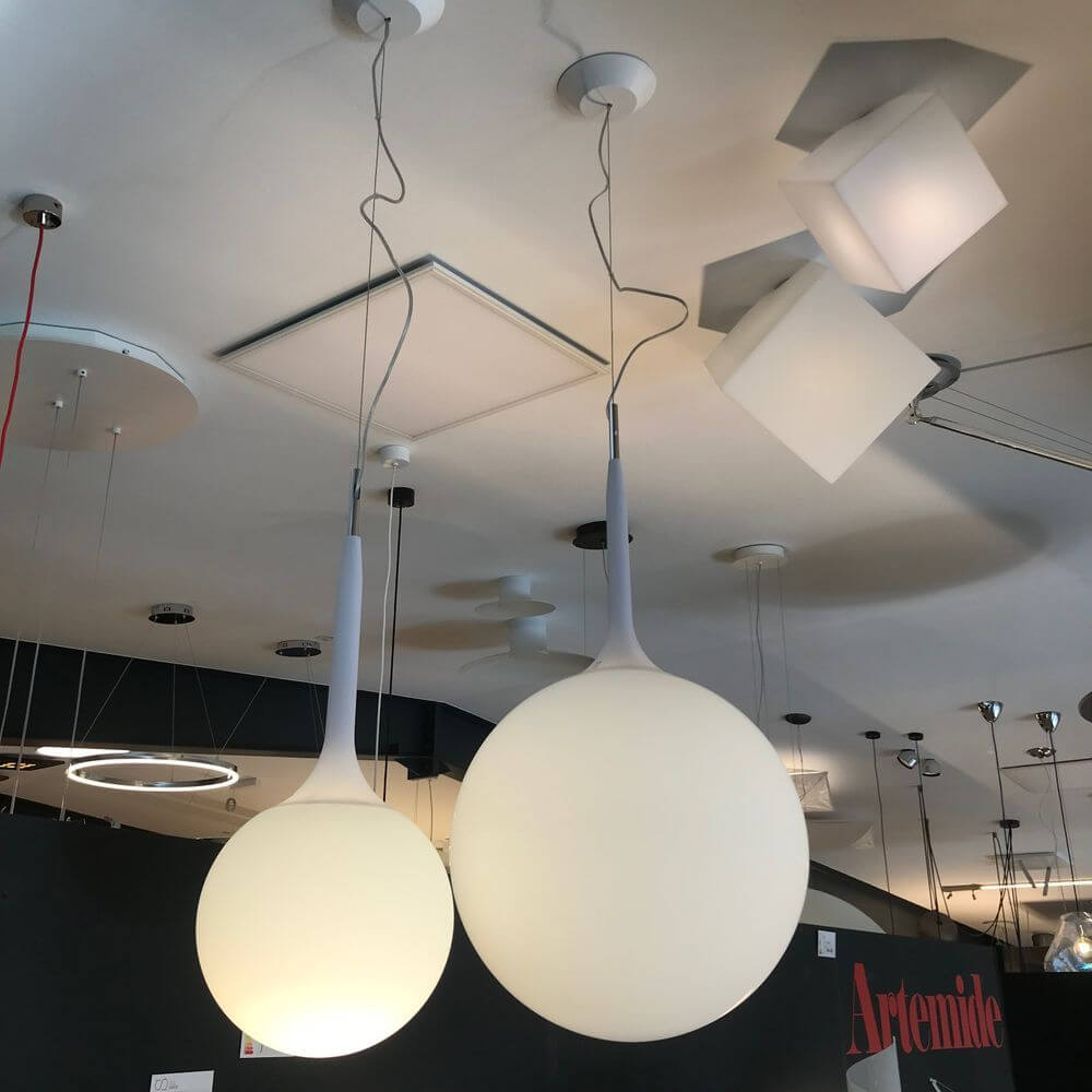 Artemide Castore Glas Pendelleuchte mit sanfter Lichtverteilung und elegantem Design im Innenraum.