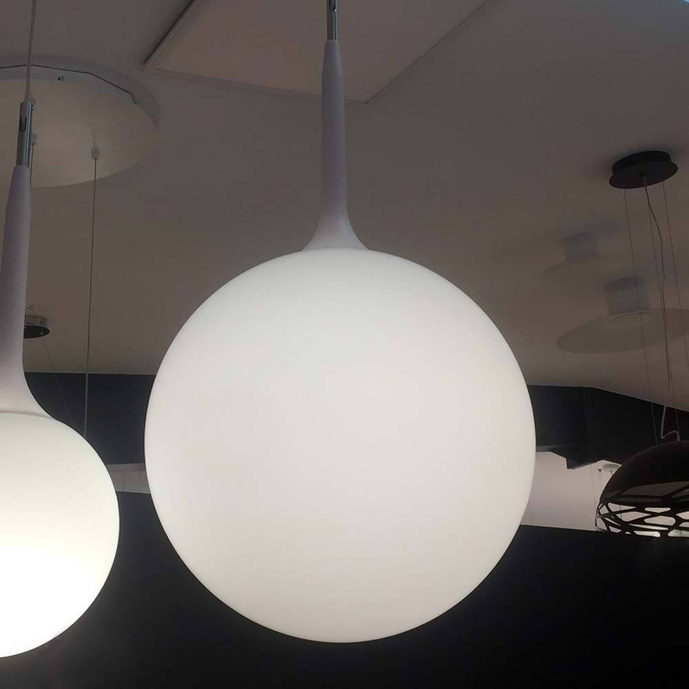 Artemide Castore Glas Pendelleuchte mit sanfter Lichtverteilung und schlanker Form.