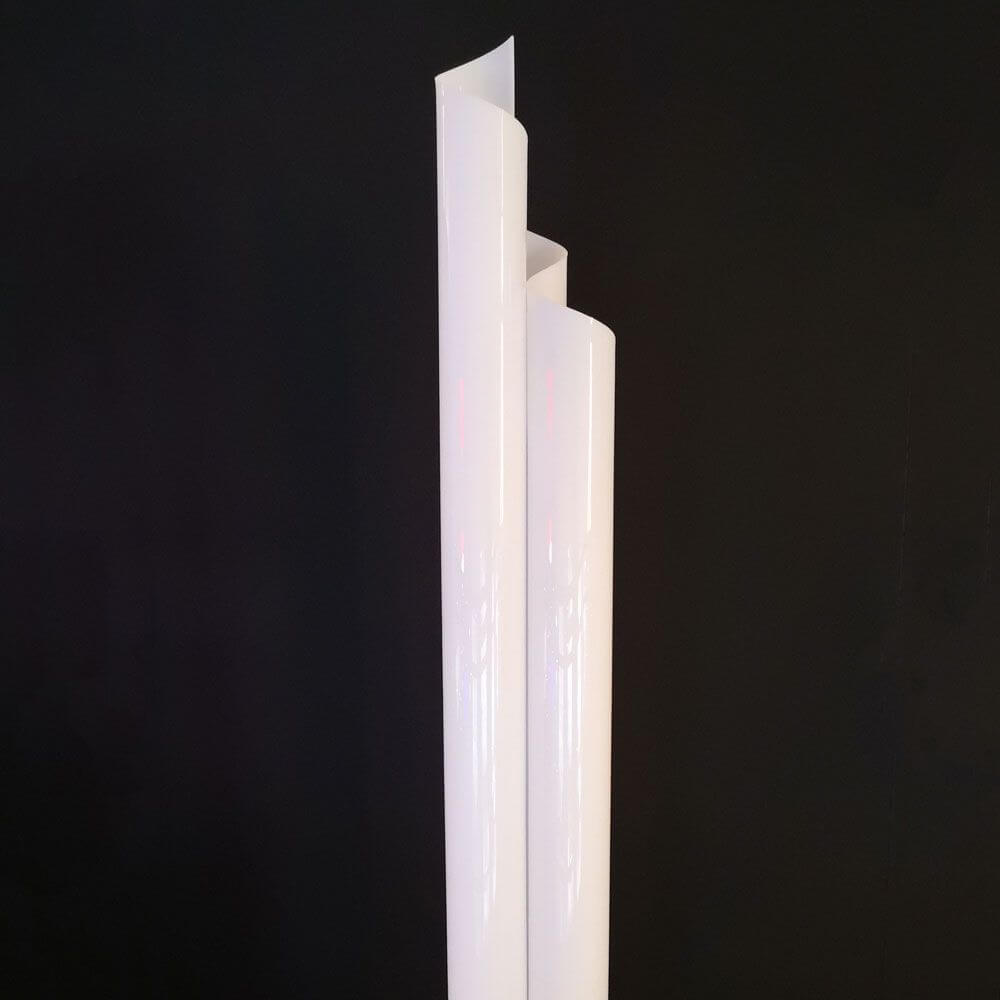 Artemide Chimera Stehlampe mit elegantem, wellenförmigem Diffusor in opalweißem Methacrylat.