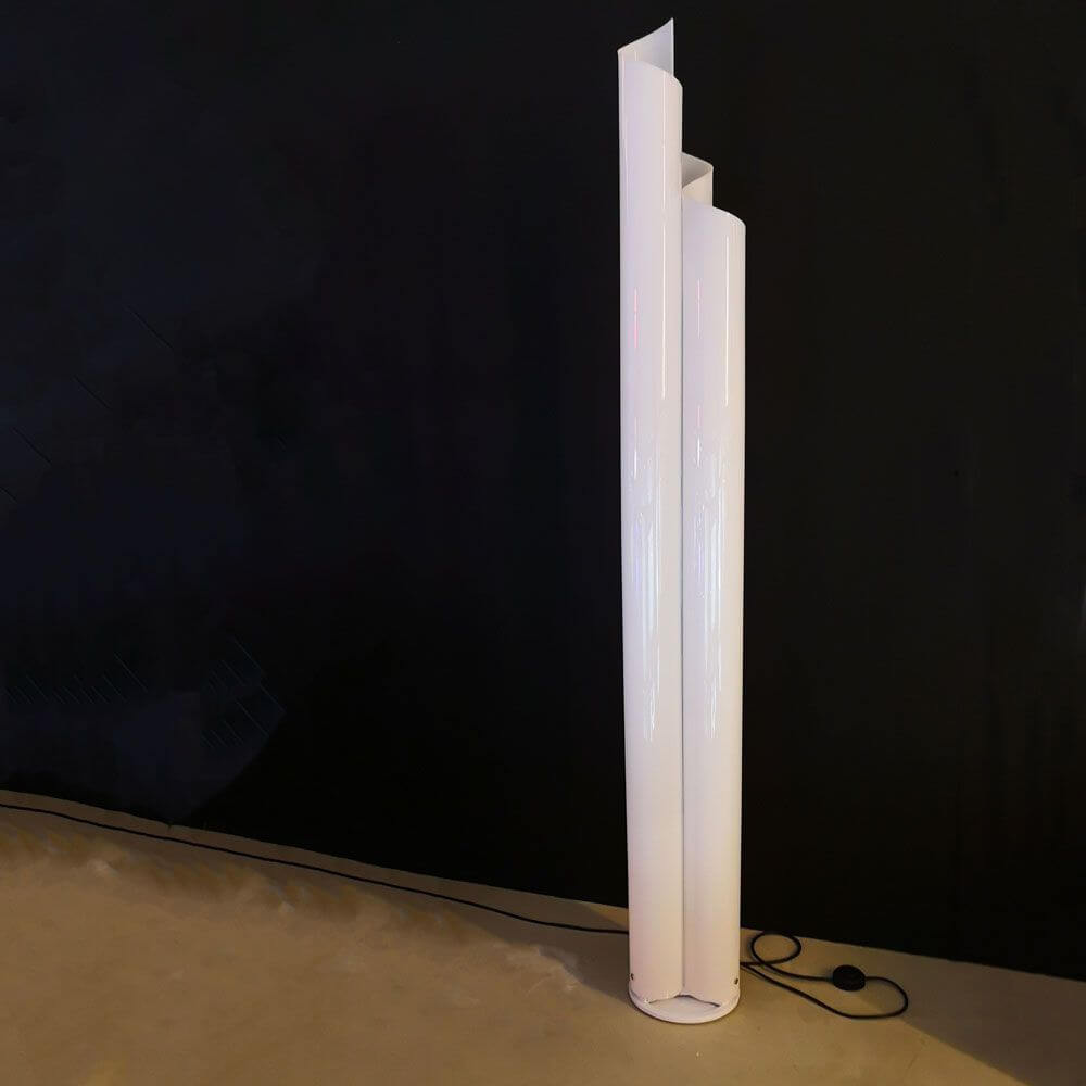 Artemide Chimera Stehlampe in eleganter, wellenförmiger Gestaltung vor schwarzem Hintergrund