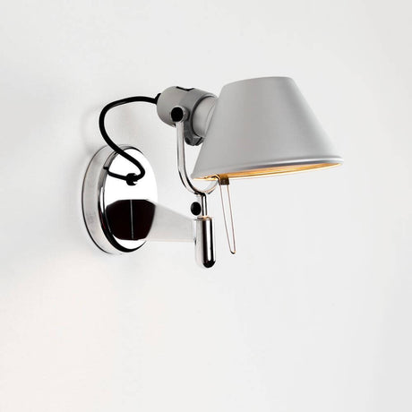 Artemide Faretto LED Wandlampe in Grau mit verstellbarem Arm und Schirm, Seitenansicht an weißer Wand montiert