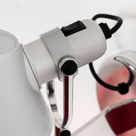 Artemide Tolomeo Faretto Wandleuchte in Weiß mit verstellbarem Arm und schwarzem Kabel, Detail der Befestigung und Gelenkmechanik