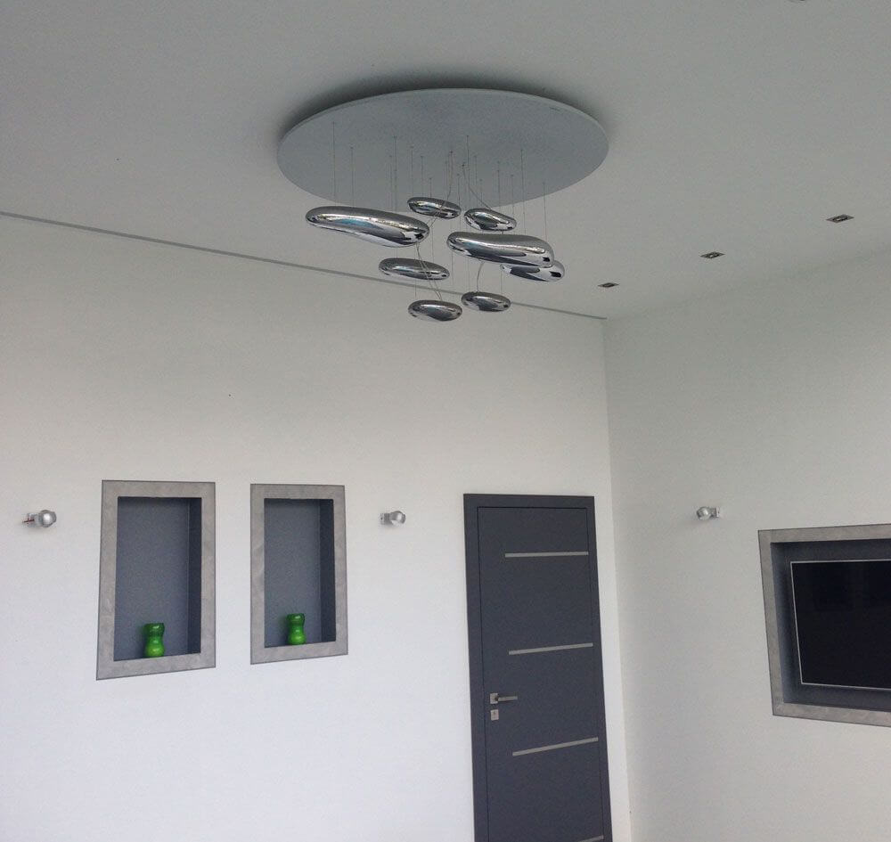 Artemide Mercury Sospensione LED Hängelampe in modernem Wohnraum, Chrom-Design mit futuristischem Licht.