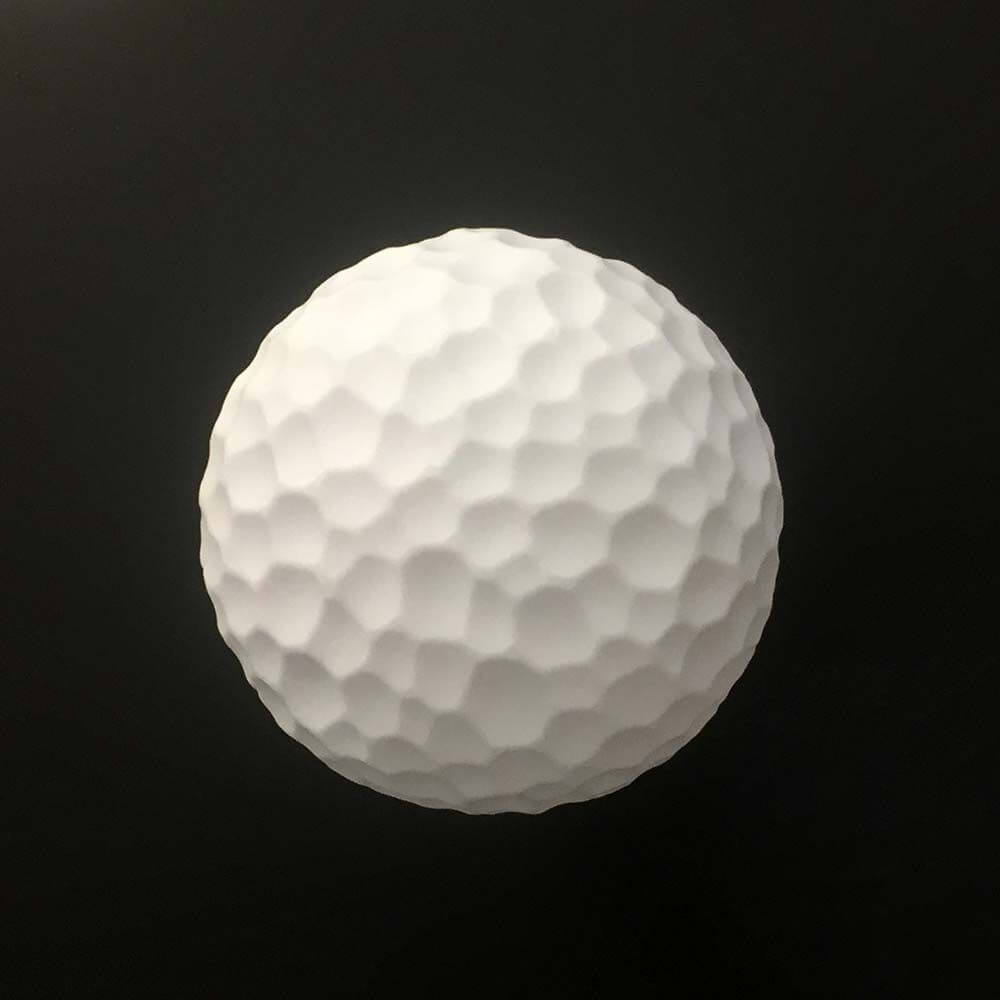 Weiße Golfball-Darstellung auf schwarzem Hintergrund, zeigt die typische, strukturierte Oberfläche.