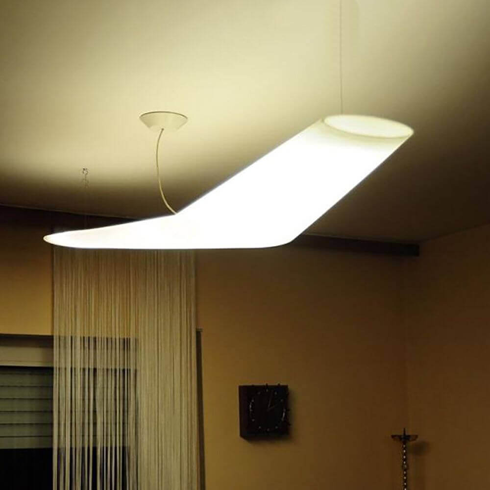 Mouette LED-Pendelleuchte von Artemide, asymmetrisches Design in geschwungener Form für elegantes Licht.