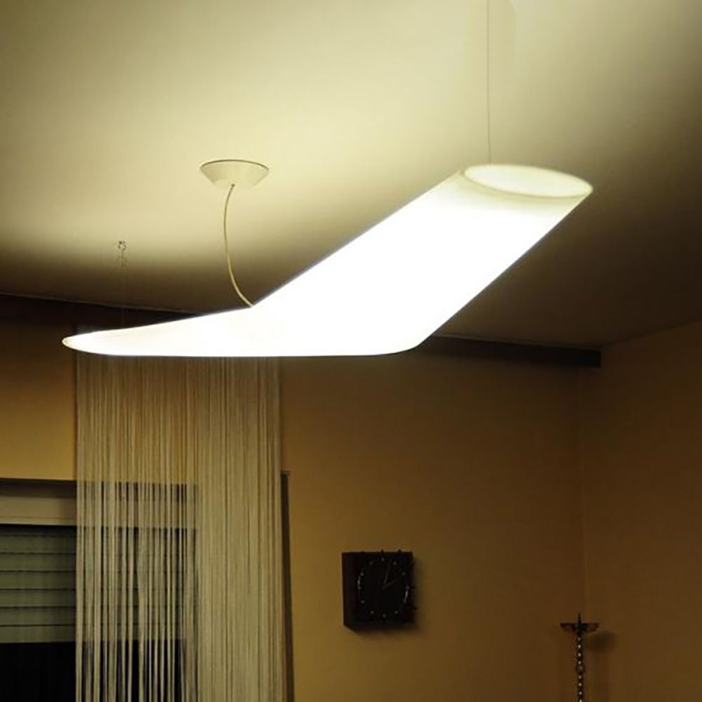 Artemide Mouette LED-Pendelleuchte asymmetrisch schwebend im Raum, elegant und modern im Design.
