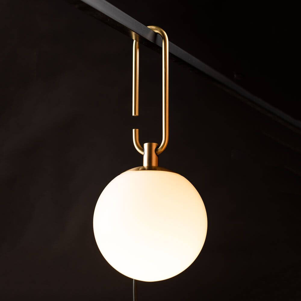 Artemide NH 1217 Tischlampe, elegantes Design aus Messing und Glas, vielseitig als Tisch-, Pendel- oder Wandleuchte einsetzbar.