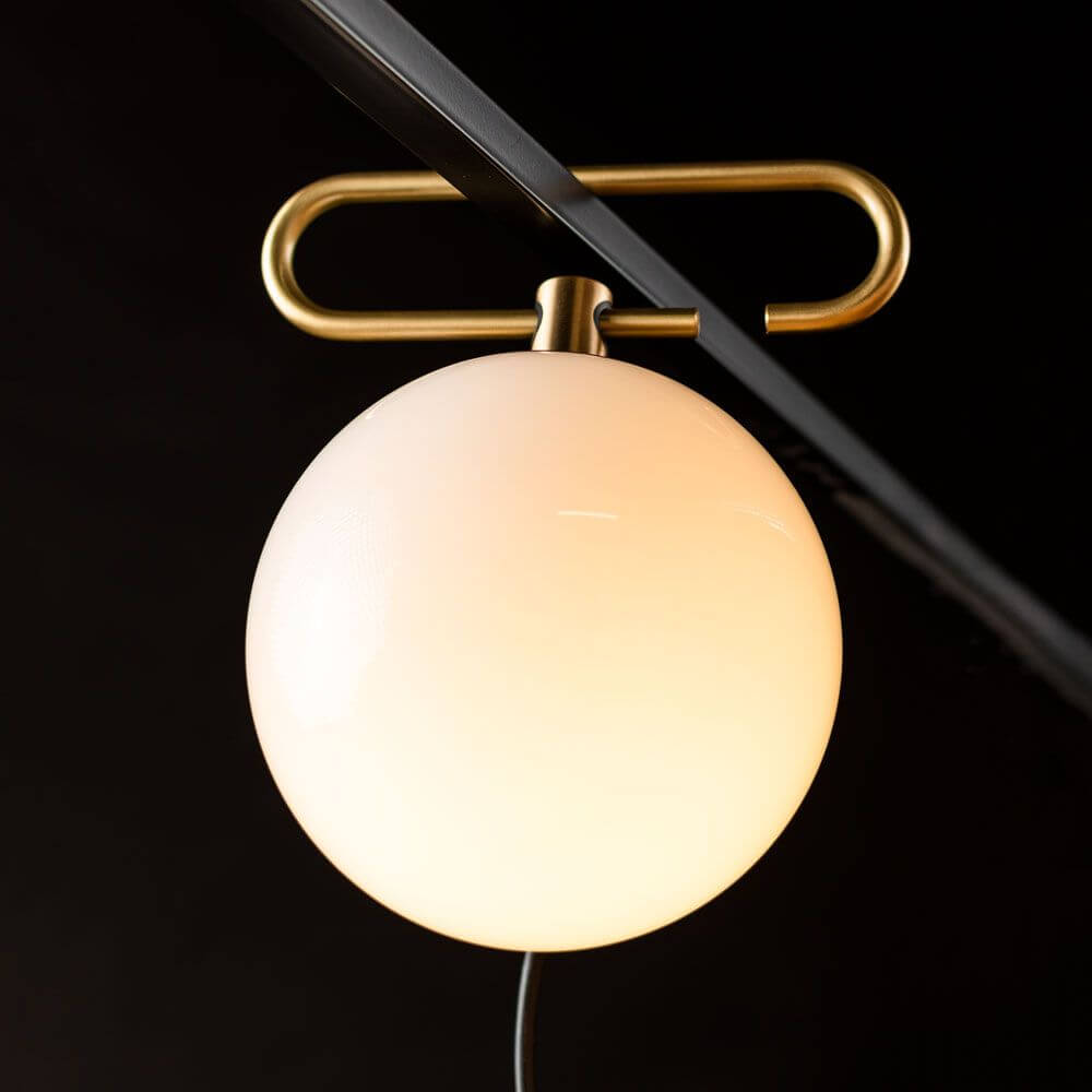 Artemide NH 1217 Tischlampe mit edlem Messingring, vielseitig als Tisch-, Pendel- oder Wandleuchte einsetzbar.