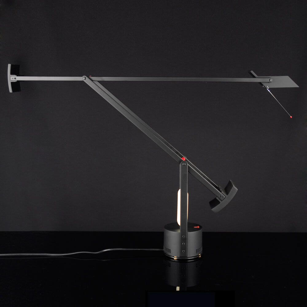 Artemide Tizio 50 LED Tischlampe in Schwarz mit schwebendem Design und flexibler Armstruktur.