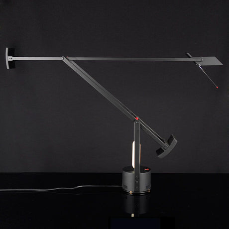 Artemide Tizio 50 LED Tischlampe in Schwarz mit schwebendem Design und flexibler Armstruktur.