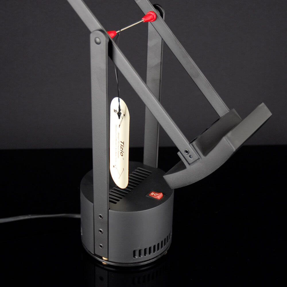 Nahaufnahme der Artemide Tizio 50 LED Schreibtischlampe in Schwarz mit schwebendem Design.