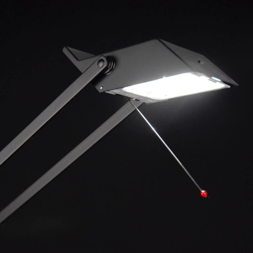 Artemide Tizio 50 Schreibtischlampe in Schwarz mit beweglichem Arm und Halogen-Technik.