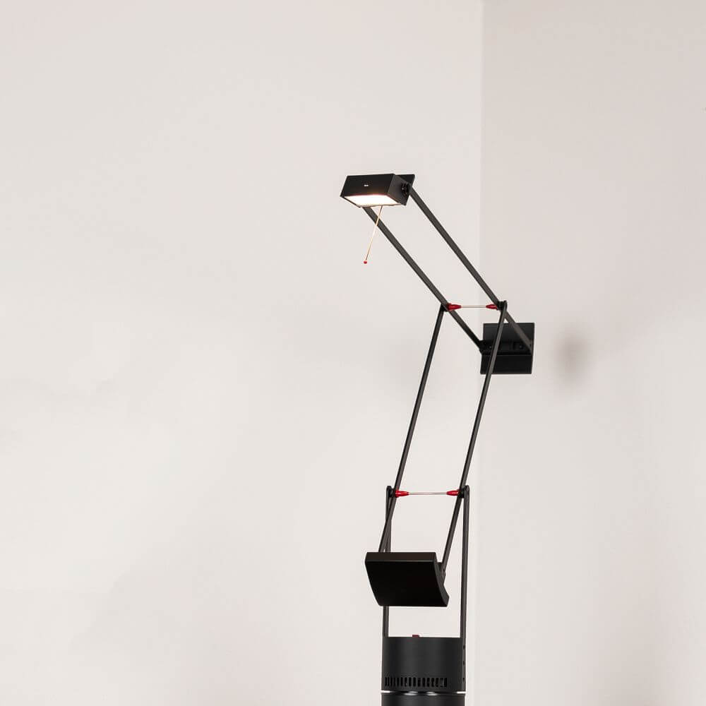 Artemide Tizio Micro Tischlampe in Schwarz mit modernem Design und höhenverstellbarem Arm.