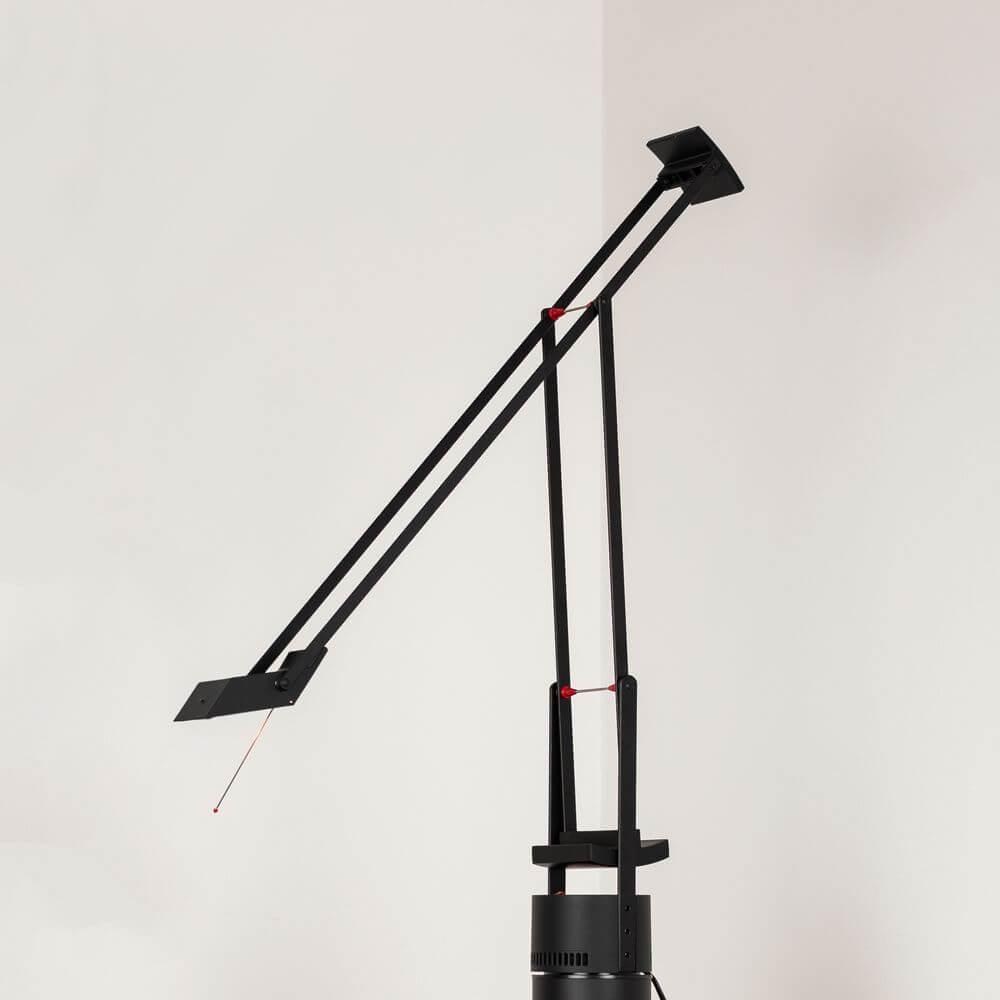 Schwarze Artemide Tizio Micro Schreibtischlampe mit beweglichem Arm und modernem Design.