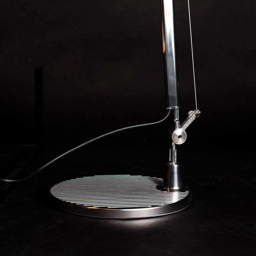 Detailansicht der Artemide Tolomeo Basculante Tischlampe mit tollem Streifenmuster und flexibler Aluminimstruktur.