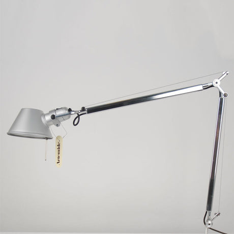 Artemide Tolomeo Tavolo Körper, Aluminium silbergrau, verstellbare Schreibtischlampe mit Gelenkarm, Seitenansicht