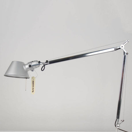 Artemide Tolomeo Tavolo Körper, Aluminium silbergrau, verstellbare Schreibtischlampe mit Gelenkarm, Seitenansicht